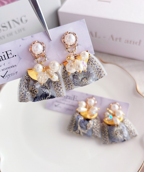 tone(トーン)の「【RosraiE】ブルーインド刺繍リボンタッセル イヤリング(MA)(イヤリング・レディース・ゴールド・FREE)」の1枚目の写真