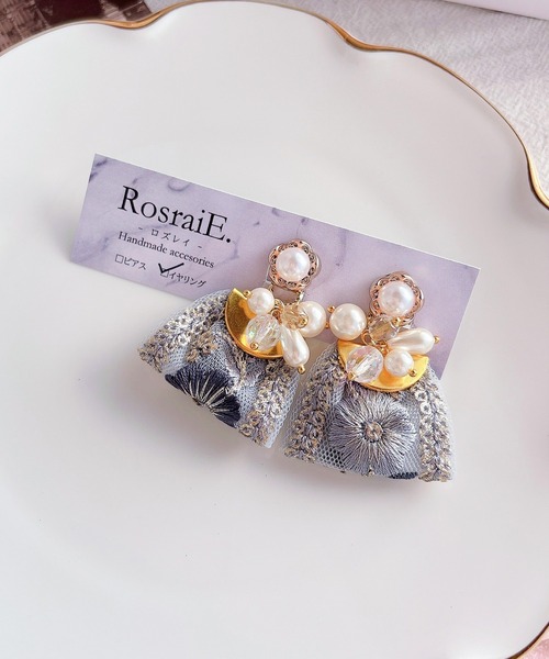tone(トーン)の「【RosraiE】ブルーインド刺繍リボンタッセル イヤリング(MA)(イヤリング・レディース・ゴールド・FREE)」の2枚目の写真