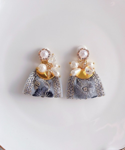 tone(トーン)の「【RosraiE】ブルーインド刺繍リボンタッセル イヤリング(MA)(イヤリング・レディース・ゴールド・FREE)」の4枚目の写真