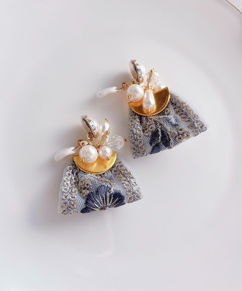 tone(トーン)の「【RosraiE】ブルーインド刺繍リボンタッセル イヤリング(MA)(イヤリング・レディース・ゴールド・FREE)」の5枚目の写真