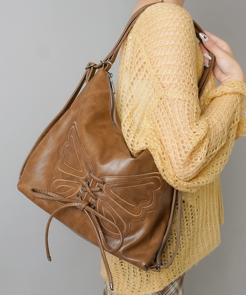 SPINNS（スピンズ）の「バタフライ×リボン 合皮ショルダーバッグ / 3way仕様 /リュック/斜め掛け/ワンショル（ショルダーバッグ・レディース・ブラウン/ブラック/ベージュ・ONESIZE）」の3枚目の写真