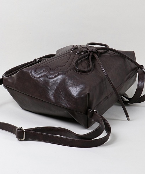 SPINNS（スピンズ）の「バタフライ×リボン 合皮ショルダーバッグ / 3way仕様 /リュック/斜め掛け/ワンショル（ショルダーバッグ・レディース・ブラウン/ブラック/ベージュ・ONESIZE）」の4枚目の写真