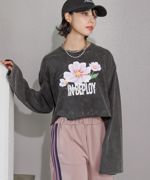 PAGEBOY(ページボーイ)の「フラワーダブルロゴロンT(Tシャツ/カットソー・レディース・オフホワイト/ブラック・FREE)」の2枚目の写真