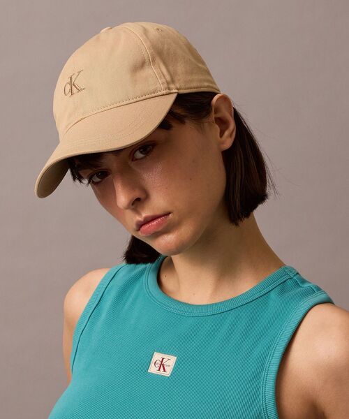 Calvin Klein（カルバン・クライン）の「スモール モノグラム ロゴ キャップ（キャップ・メンズ・ブラック/ホワイト/ライトブラウン・FREE）」の3枚目の写真