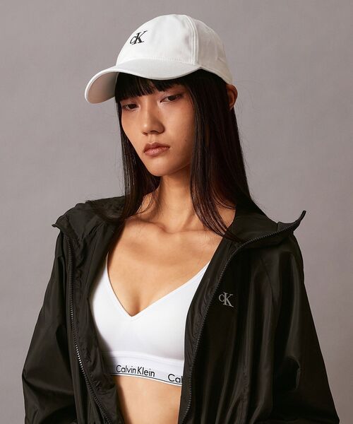 Calvin Klein（カルバン・クライン）の「スモール モノグラム ロゴ キャップ（キャップ・メンズ・ブラック/ホワイト・FREE）」の5枚目の写真