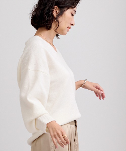 UR'S(ユアーズ)の「ウールブレンドVネックニットプルオーバー(ニット/セーター・レディース・ブラウン/チャコール/ブラック/ホワイト/レッド/ネイビー/ライトピンク・M/L/S)」の2枚目の写真