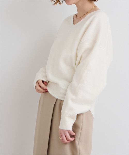 UR'S(ユアーズ)の「ウールブレンドVネックニットプルオーバー(ニット/セーター・レディース・ブラウン/チャコール/ブラック/ホワイト/レッド/ネイビー/ライトピンク・M/L/S)」の16枚目の写真