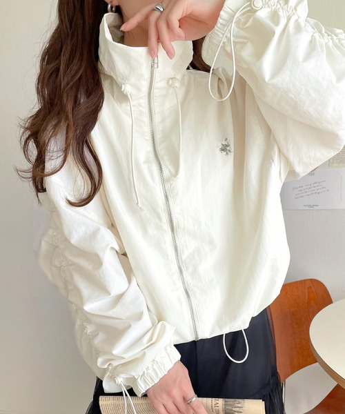 classicalelf（クラシカルエルフ）の「絞りが可愛い大人のカジュアル。ギャザースリーブ胸刺繍ナイロンブルゾン（ナイロンジャケット・レディース・ブラック/ネイビー/ベージュ/オフホワイト・X-LARGE/SMALL/MEDIUM/LARGE）」の13枚目の写真