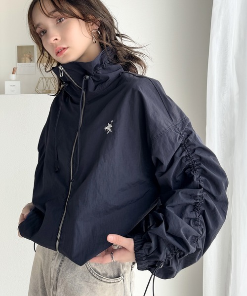 classicalelf（クラシカルエルフ）の「絞りが可愛い大人のカジュアル。ギャザースリーブ胸刺繍ナイロンブルゾン（ナイロンジャケット・レディース・ブラック/ネイビー/ベージュ/オフホワイト・X-LARGE/SMALL/MEDIUM/LARGE）」の6枚目の写真