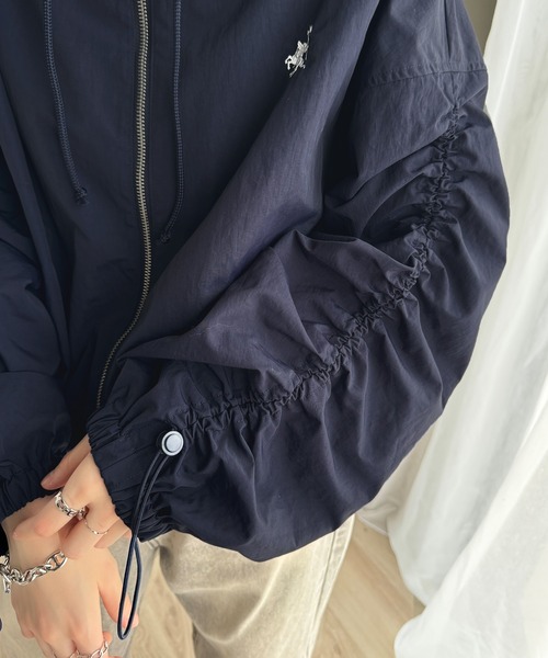 classicalelf（クラシカルエルフ）の「絞りが可愛い大人のカジュアル。ギャザースリーブ胸刺繍ナイロンブルゾン（ナイロンジャケット・レディース・ブラック/ネイビー/ベージュ/オフホワイト・X-LARGE/SMALL/MEDIUM/LARGE）」の11枚目の写真
