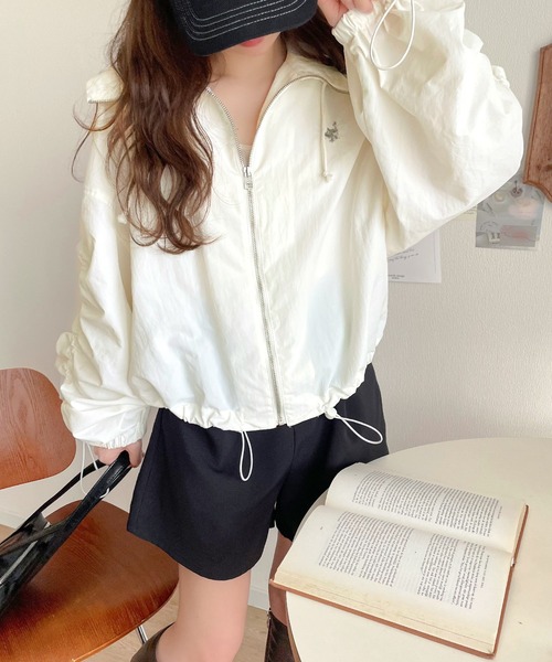 classicalelf（クラシカルエルフ）の「絞りが可愛い大人のカジュアル。ギャザースリーブ胸刺繍ナイロンブルゾン（ナイロンジャケット・レディース・ブラック/ネイビー/ベージュ/オフホワイト・X-LARGE/SMALL/MEDIUM/LARGE）」の16枚目の写真