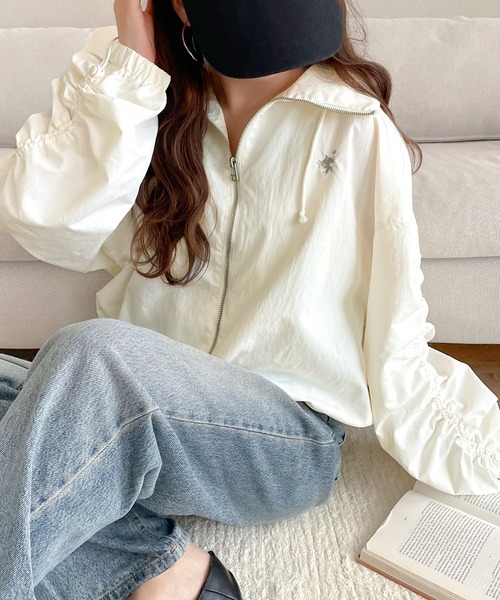 classicalelf（クラシカルエルフ）の「絞りが可愛い大人のカジュアル。ギャザースリーブ胸刺繍ナイロンブルゾン（ナイロンジャケット・レディース・ブラック/ネイビー/ベージュ/オフホワイト・X-LARGE/SMALL/MEDIUM/LARGE）」の21枚目の写真