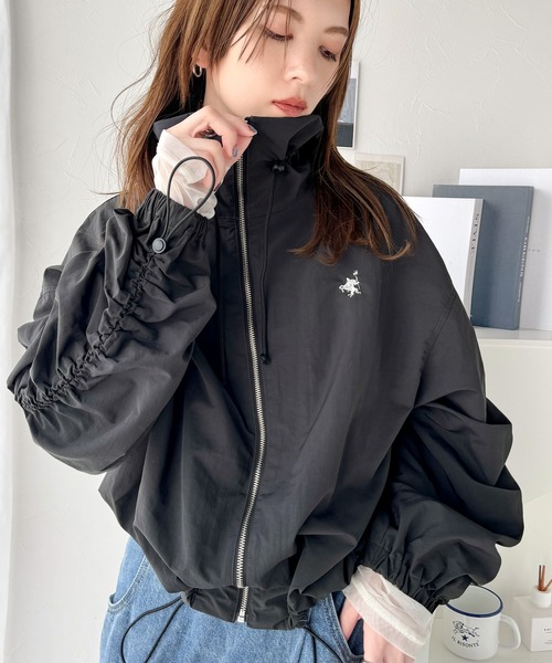 classicalelf（クラシカルエルフ）の「絞りが可愛い大人のカジュアル。ギャザースリーブ胸刺繍ナイロンブルゾン（ナイロンジャケット・レディース・ブラック/ネイビー/ベージュ/オフホワイト・X-LARGE/SMALL/MEDIUM/LARGE）」の5枚目の写真