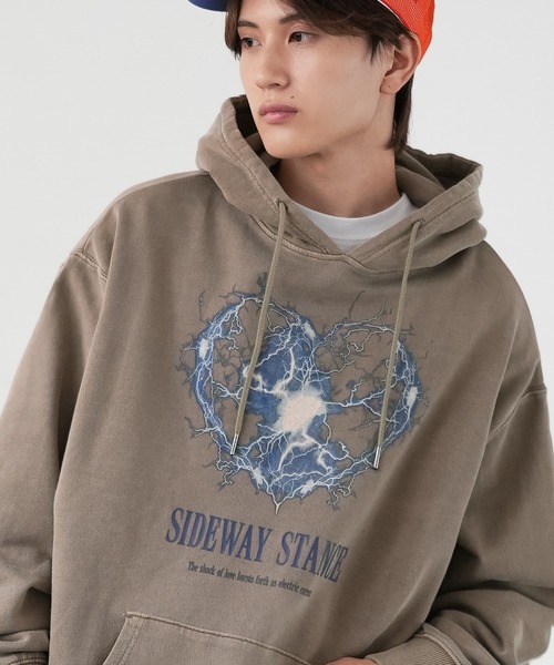 SIDEWAY STANCE（サイドウェイスタンス）の「【SIDEWAY STANCE】ピグメント プリント スウェット プルパーカー（パーカー・メンズ・ブラック/ブラウン系/ブラウン/ブラック系・SMALL/MEDIUM/LARGE/X-LARGE）」の4枚目の写真