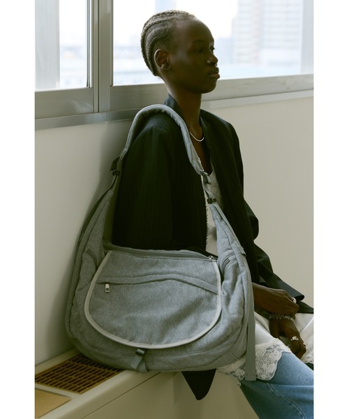 un/neu（アンノイ）の「裏毛ボディバッグ / スウェットショルダー バッグ  / A4対応 / PC（14inch）収納可能（ショルダーバッグ・レディース・グレー/グレイッシュベージュ/ブラック・FREE）」の2枚目の写真