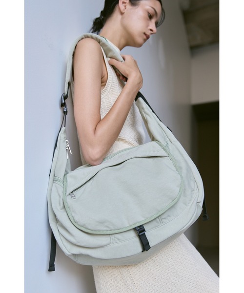 un/neu（アンノイ）の「裏毛ボディバッグ / スウェットショルダー バッグ  / A4対応 / PC（14inch）収納可能（ショルダーバッグ・レディース・グレー/グレイッシュベージュ/ブラック・FREE）」の3枚目の写真