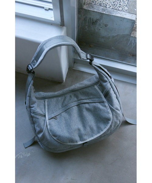 un/neu（アンノイ）の「裏毛ボディバッグ / スウェットショルダー バッグ  / A4対応 / PC（14inch）収納可能（ショルダーバッグ・レディース・グレー/グレイッシュベージュ/ブラック・FREE）」の4枚目の写真