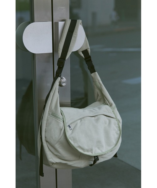 un/neu（アンノイ）の「裏毛ボディバッグ / スウェットショルダー バッグ  / A4対応 / PC（14inch）収納可能（ショルダーバッグ・レディース・グレー/グレイッシュベージュ/ブラック・FREE）」の5枚目の写真