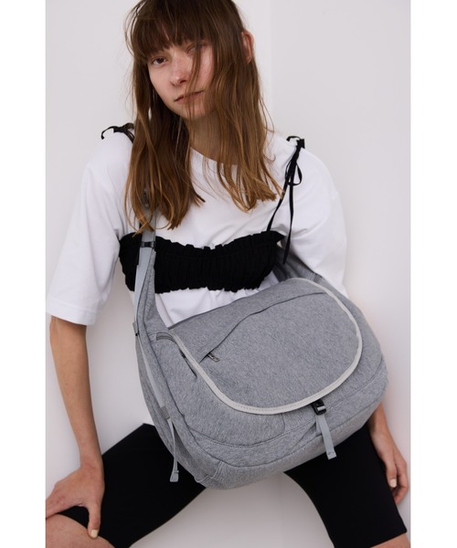un/neu（アンノイ）の「裏毛ボディバッグ / スウェットショルダー バッグ  / A4対応 / PC（14inch）収納可能（ショルダーバッグ・レディース・グレー/グレイッシュベージュ/ブラック・FREE）」の16枚目の写真