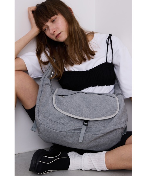 un/neu（アンノイ）の「裏毛ボディバッグ / スウェットショルダー バッグ  / A4対応 / PC（14inch）収納可能（ショルダーバッグ・レディース・グレー/グレイッシュベージュ/ブラック・FREE）」の17枚目の写真