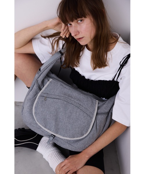 un/neu（アンノイ）の「裏毛ボディバッグ / スウェットショルダー バッグ  / A4対応 / PC（14inch）収納可能（ショルダーバッグ・レディース・グレー/グレイッシュベージュ/ブラック・FREE）」の18枚目の写真