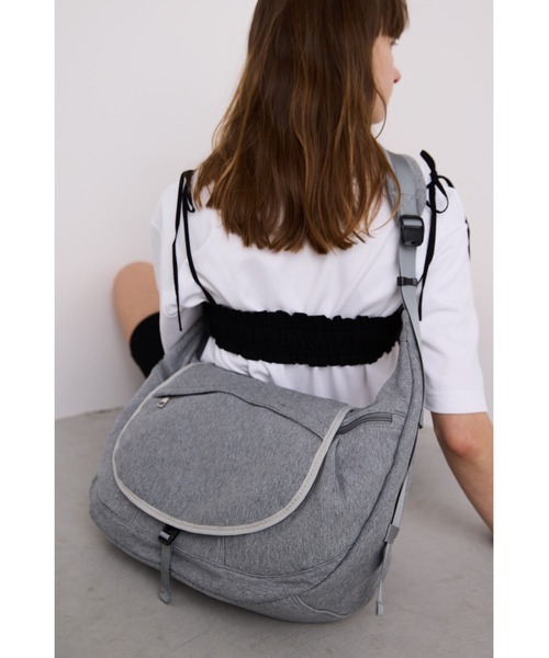 un/neu（アンノイ）の「裏毛ボディバッグ / スウェットショルダー バッグ  / A4対応 / PC（14inch）収納可能（ショルダーバッグ・レディース・グレー/グレイッシュベージュ/ブラック・FREE）」の19枚目の写真