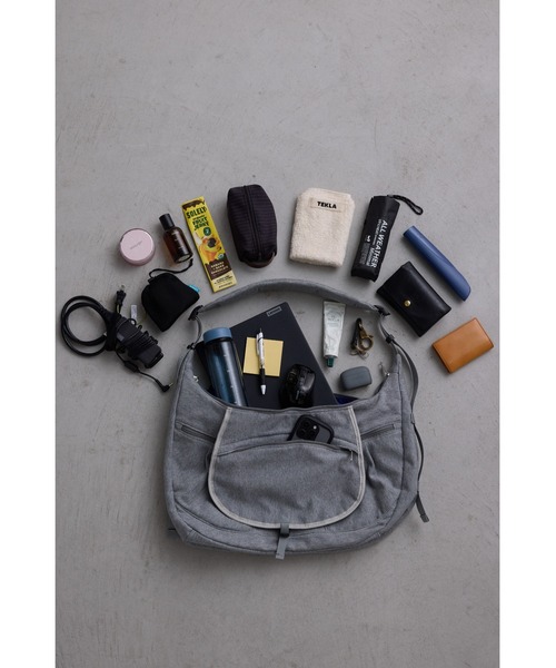 un/neu（アンノイ）の「裏毛ボディバッグ / スウェットショルダー バッグ  / A4対応 / PC（14inch）収納可能（ショルダーバッグ・レディース・グレー/グレイッシュベージュ/ブラック・FREE）」の6枚目の写真