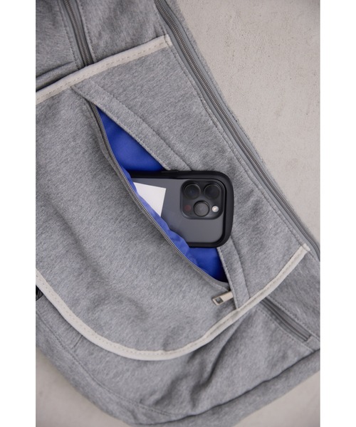 un/neu（アンノイ）の「裏毛ボディバッグ / スウェットショルダー バッグ  / A4対応 / PC（14inch）収納可能（ショルダーバッグ・レディース・グレー/グレイッシュベージュ/ブラック・FREE）」の7枚目の写真