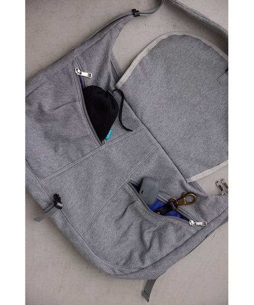un/neu（アンノイ）の「裏毛ボディバッグ / スウェットショルダー バッグ  / A4対応 / PC（14inch）収納可能（ショルダーバッグ・レディース・グレー/グレイッシュベージュ/ブラック・FREE）」の8枚目の写真