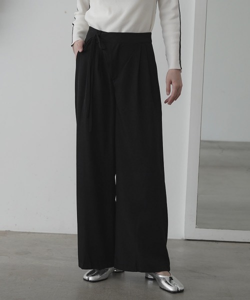 Clum(クルム)の「2tuck wide slacks pants / 2タックワイドスラックスパンツ(スラックス・レディース・ブラック/グレー・SMALL/MEDIUM)」の2枚目の写真