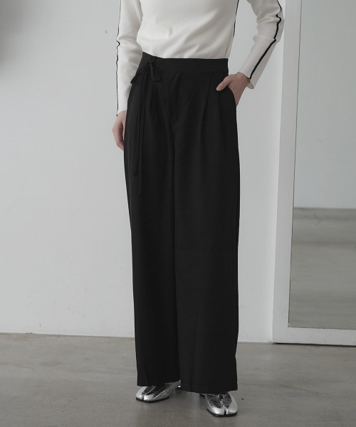 Clum(クルム)の「2tuck wide slacks pants / 2タックワイドスラックスパンツ(スラックス・レディース・ブラック/グレー・SMALL/MEDIUM)」の3枚目の写真