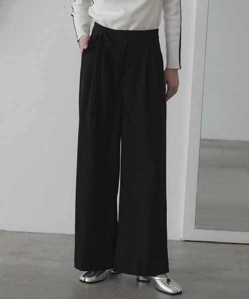 Clum(クルム)の「2tuck wide slacks pants / 2タックワイドスラックスパンツ(スラックス・レディース・ブラック/グレー・SMALL/MEDIUM)」の4枚目の写真