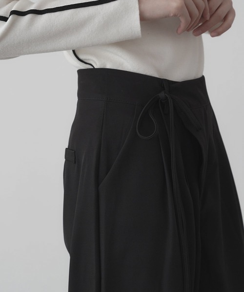Clum(クルム)の「2tuck wide slacks pants / 2タックワイドスラックスパンツ(スラックス・レディース・ブラック/グレー・SMALL/MEDIUM)」の10枚目の写真