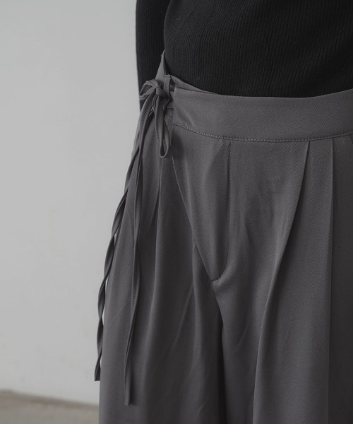 Clum(クルム)の「2tuck wide slacks pants / 2タックワイドスラックスパンツ(スラックス・レディース・ブラック/グレー・SMALL/MEDIUM)」の21枚目の写真