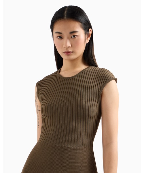 ARMANI EXCHANGE(アルマーニエクスチェンジ)の「【A|X アルマーニ エクスチェンジ】ミニメタルロゴ付き ニットワンピース(ワンピース・レディース・ブラック/ダークブラウン・X-SMALL/MEDIUM/LARGE/SMALL)」の6枚目の写真