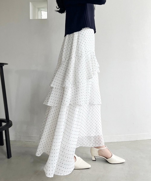 one after another NICE CLAUP(ワンアフターアナザーナイスクラップ)の「【サイズ展開あり】ティアードロングスカート(スカート・レディース・オフホワイト/ブラック/ホワイト系その他/サックスブルー系・SMALL/MEDIUM)」の1枚目の写真