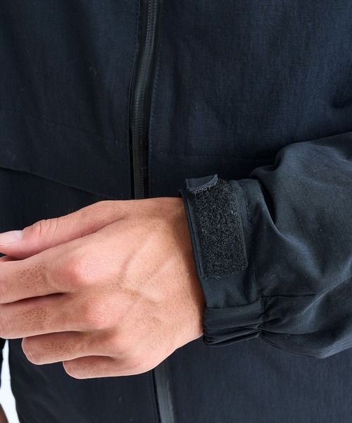 Quiksilver（クイックシルバー）の「QUIK DOWN JACKET /クイックシルバーロゴワッペンダウンジャッケット（ダウンジャケット/コート・メンズ・ベージュ/ブラック・LARGE/X-LARGE/MEDIUM）」の8枚目の写真