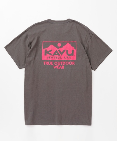 KAVU（カブー）の「KAVU/カブー TRUE LOGO TEE/トゥルーロゴティー（Tシャツ/カットソー・メンズ・オレンジ/ゴールド/サンドベージュ/ネイビー/レッド/ホワイト/ピンク/ナチュラル/ライトイエロー/アッシュグレー/ライトブルー/ブラック/ライトピンク/スカイブルー/ロイヤルブルー/チャコールグレー/グレー/ダークグリーン/ダークオレンジ/サックスブルー/チョコ/ライム/ライトグリーン/アクア/グリーン/ミント/インディゴブルー/マルーン/パープル・MEDIUM/LARGE/X-LARGE）」の4枚目の写真