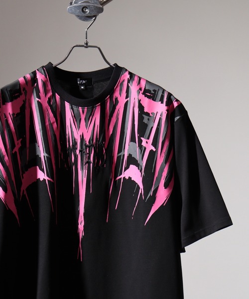 RE730（アールイーセブンサーティー）の「Psychedelic Print Short Sleeve T-Shirt / サイケデリックなプリント半袖Tシャツ unisex（Tシャツ/カットソー・メンズ・ブラック×ピンク/ブラック×ブルー/ブラック×ホワイト/チャコール・M/L）」の3枚目の写真