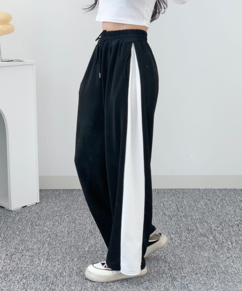 NANAHACHI(ナナハチ)の「配色ライン ワイド スウェットパンツ(スウェットパンツ・レディース・ライトグレー/ブラック/グレー・FREE)」の2枚目の写真