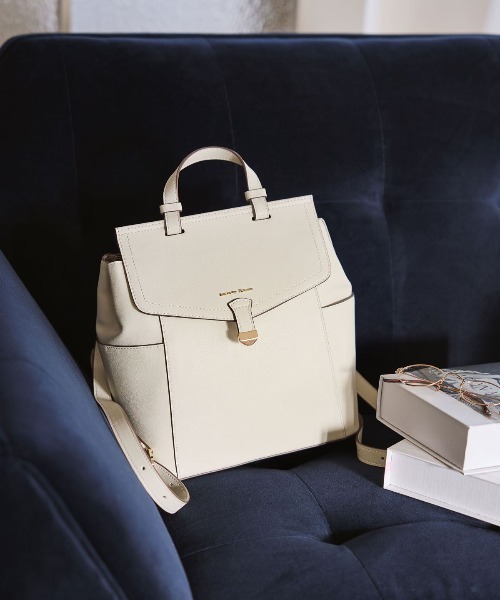 Samantha Thavasa（サマンサタバサ）の「スタイリッシュ2wayバッグ（バックパック/リュック・レディース・ブラック/グレイッシュベージュ/オフホワイト・FREE）」の2枚目の写真