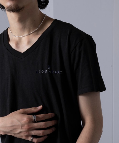 LION HEART(ライオンハート)の「【LION HEART】別注 ワンポイント刺繍 Vネック 半袖 Tシャツ(Tシャツ/カットソー・メンズ・ホワイト/ブラック・S/M/L)」の2枚目の写真