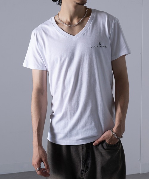 LION HEART(ライオンハート)の「【LION HEART】別注 ワンポイント刺繍 Vネック 半袖 Tシャツ(Tシャツ/カットソー・メンズ・ホワイト/ブラック・S/M/L)」の4枚目の写真