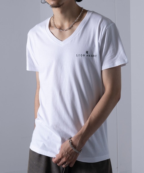 LION HEART(ライオンハート)の「【LION HEART】別注 ワンポイント刺繍 Vネック 半袖 Tシャツ(Tシャツ/カットソー・メンズ・ホワイト/ブラック・S/M/L)」の5枚目の写真