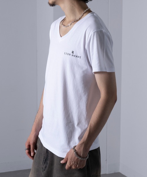 LION HEART(ライオンハート)の「【LION HEART】別注 ワンポイント刺繍 Vネック 半袖 Tシャツ(Tシャツ/カットソー・メンズ・ホワイト/ブラック・S/M/L)」の6枚目の写真