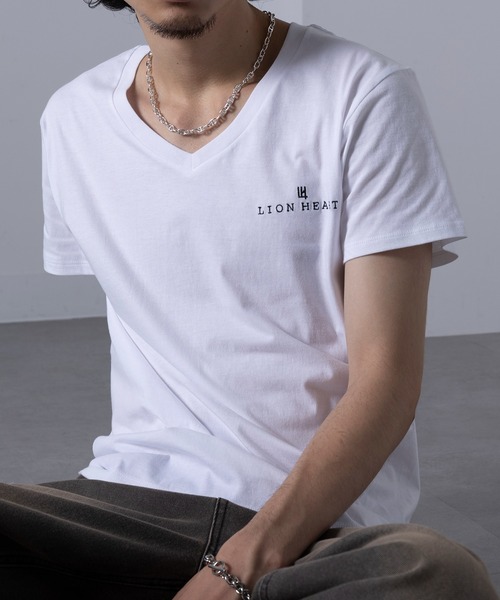 LION HEART(ライオンハート)の「【LION HEART】別注 ワンポイント刺繍 Vネック 半袖 Tシャツ(Tシャツ/カットソー・メンズ・ホワイト/ブラック・S/M/L)」の3枚目の写真