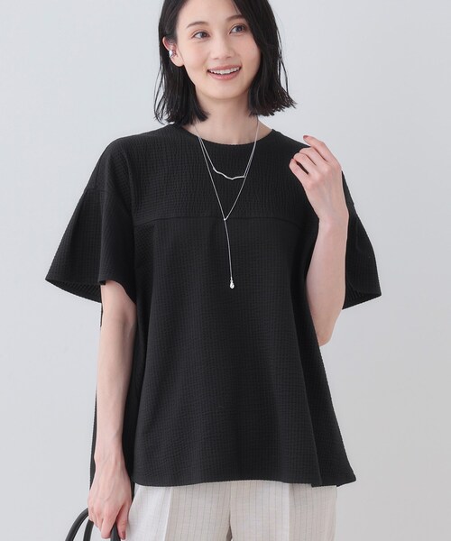 INDIVI（インディヴィ）の「【洗える／体型カバー】凹凸素材フレアデザイントップス（Tシャツ/カットソー・レディース・ブラック/ホワイト/イエロー系その他/サックスブルー/ナチュラル・05/13/34/38/15 ）」の3枚目の写真