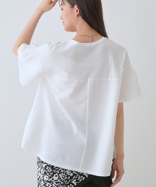 INDIVI（インディヴィ）の「【洗える／体型カバー】凹凸素材フレアデザイントップス（Tシャツ/カットソー・レディース・ブラック/ホワイト/イエロー系その他/サックスブルー/ナチュラル・05/13/34/38/15 ）」の8枚目の写真