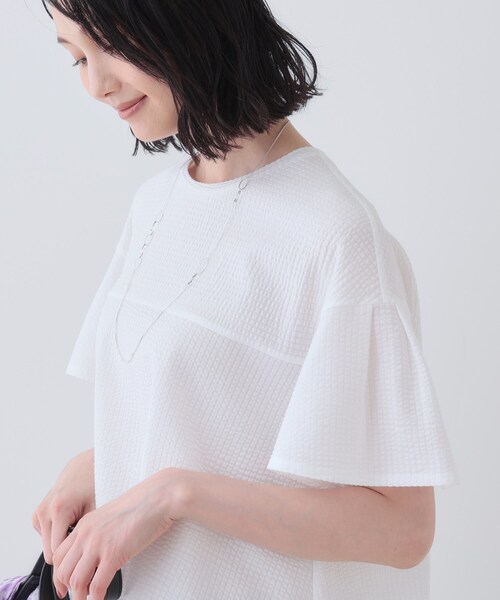 INDIVI（インディヴィ）の「【洗える／体型カバー】凹凸素材フレアデザイントップス（Tシャツ/カットソー・レディース・ブラック/ホワイト/イエロー系その他/サックスブルー/ナチュラル・05/13/34/38/15 ）」の10枚目の写真