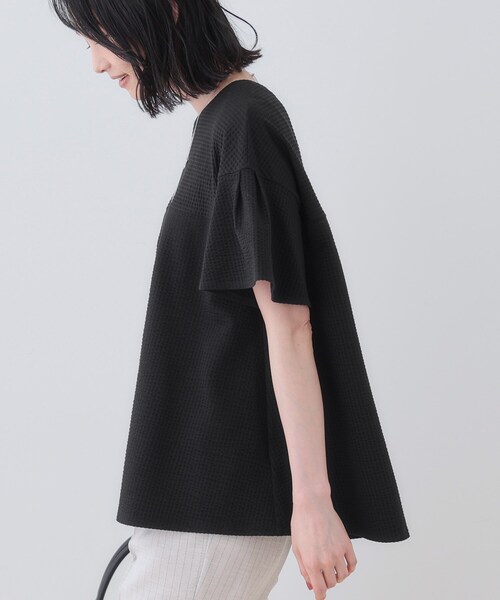 INDIVI（インディヴィ）の「【洗える／体型カバー】凹凸素材フレアデザイントップス（Tシャツ/カットソー・レディース・ブラック/ホワイト/イエロー系その他/サックスブルー/ナチュラル・05/13/34/38/15 ）」の14枚目の写真
